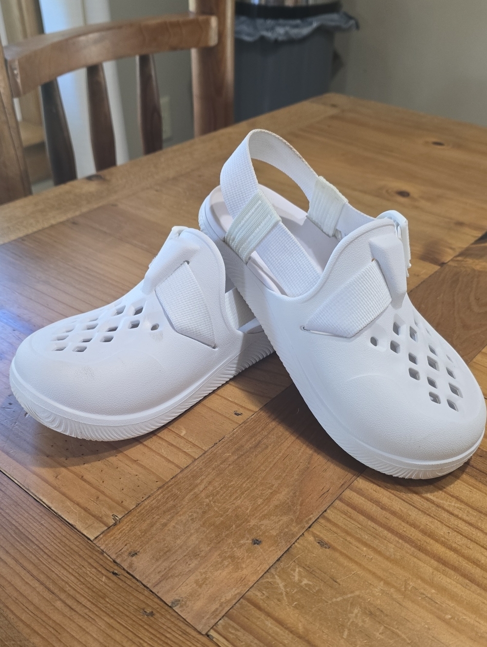 Women's Size 6  Chaco White Slip-On Sandal Clog with Adjustable Strap